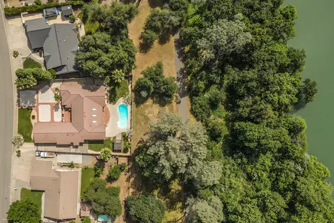 2759 Lake Redding Dr, Redding, CA 96003