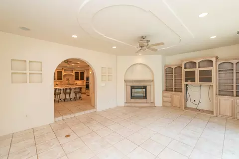 Living - 2759 Lake Redding Dr, Redding, CA 96003 photo 2 of 6