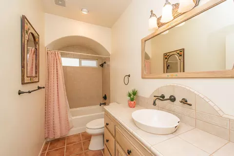 Bath - 2759 Lake Redding Dr, Redding, CA 96003 photo 5 of 6