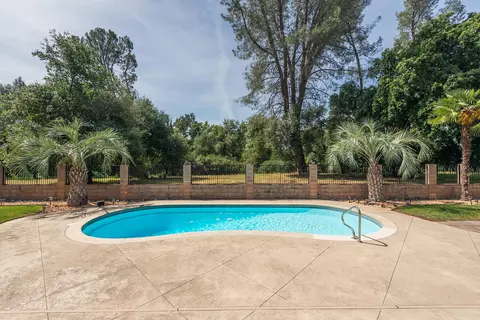 Exterior - 2759 Lake Redding Dr, Redding, CA 96003 photo 13 of 15