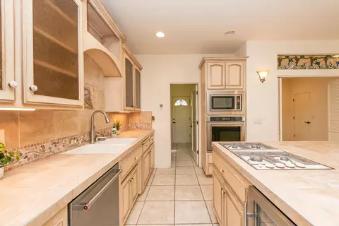 Kitchen - 2759 Lake Redding Dr, Redding, CA 96003 photo 5 of 11