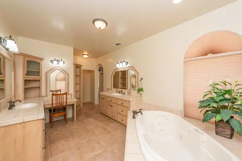Bath - 2759 Lake Redding Dr, Redding, CA 96003 photo 2 of 6