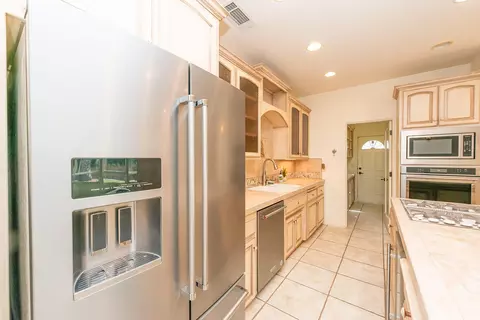 Kitchen - 2759 Lake Redding Dr, Redding, CA 96003 photo 3 of 11