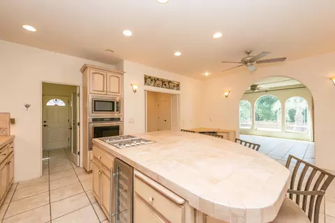Kitchen - 2759 Lake Redding Dr, Redding, CA 96003 photo 4 of 11
