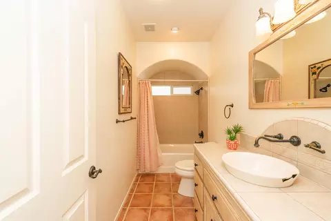 Bath - 2759 Lake Redding Dr, Redding, CA 96003 photo 4 of 6