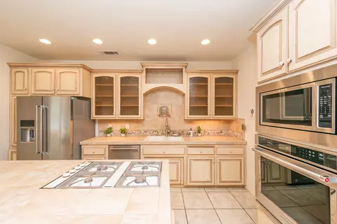Kitchen - 2759 Lake Redding Dr, Redding, CA 96003 photo 8 of 11
