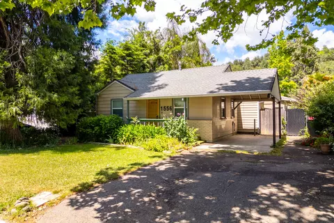 1556 Santa Fe Ave, Redding, CA 96003