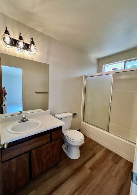 Bath - 3901 El Portal Dr, Redding, CA 96002 photo 2 of 2