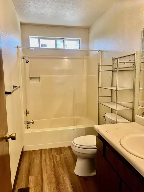 Bath - 3901 El Portal Dr, Redding, CA 96002 photo 1 of 2