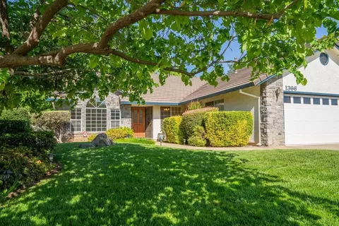1366 Carla Cir, Redding, CA 96003 photo 3