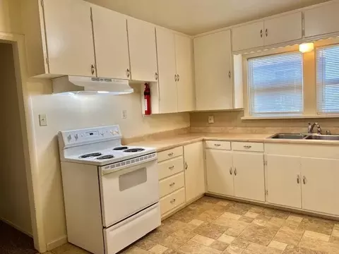 Kitchen - 1605 Mesa St, Redding, CA 96001 photo 2 of 3