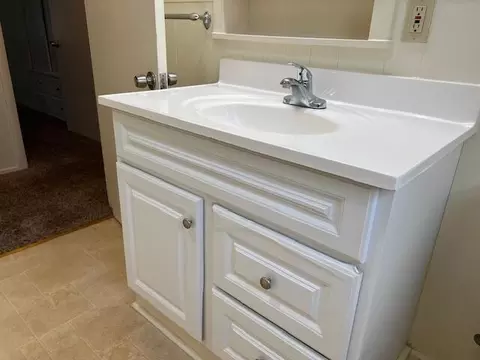 Bath - 1605 Mesa St, Redding, CA 96001 photo 2 of 2