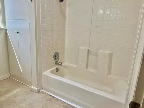 Bath - 1605 Mesa St, Redding, CA 96001 photo 1 of 2