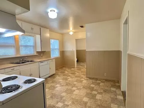 Kitchen - 1605 Mesa St, Redding, CA 96001 photo 3 of 3