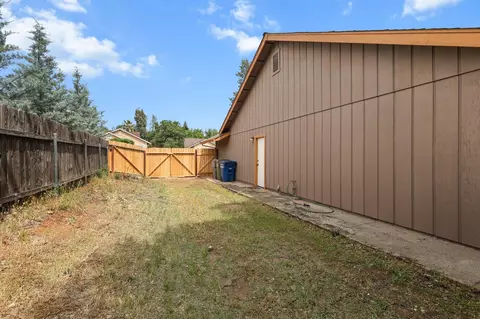 Exterior - 1152 Edgewood Dr, Redding, CA 96003 photo 5 of 8