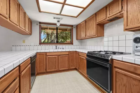 Kitchen - 1152 Edgewood Dr, Redding, CA 96003 photo 2 of 2