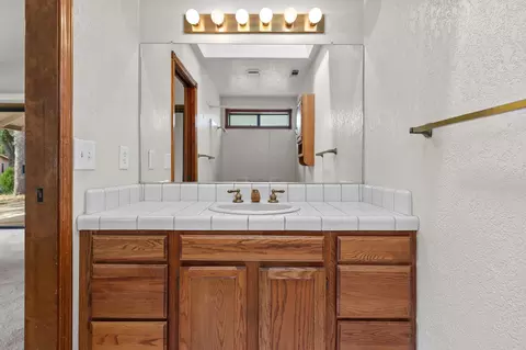 Bath - 1152 Edgewood Dr, Redding, CA 96003 photo 1 of 3