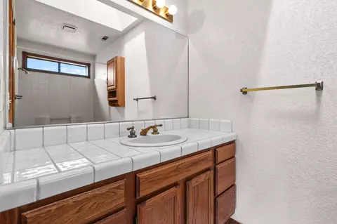 Bath - 1152 Edgewood Dr, Redding, CA 96003 photo 2 of 3