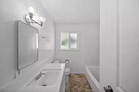 Bath - 20520 Duryee Ln, Redding, CA 96002 photo 1 of 2