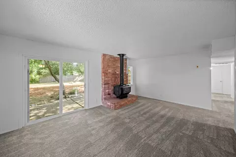 Living - 20520 Duryee Ln, Redding, CA 96002 photo 2 of 3