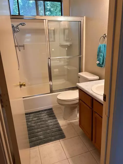Bath - 2046 Silverfield Loop, Redding, CA 96002 photo 1 of 2