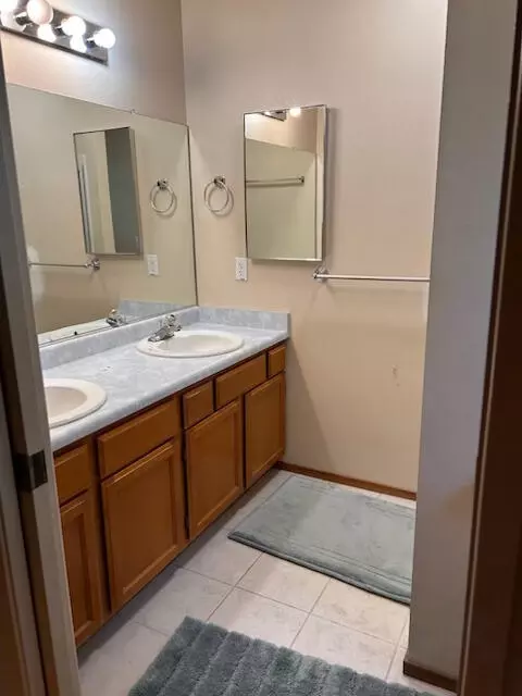 Bath - 2046 Silverfield Loop, Redding, CA 96002 photo 2 of 2