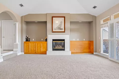 Living - 1063 River Ridge Dr, Redding, CA 96003 photo 4 of 7