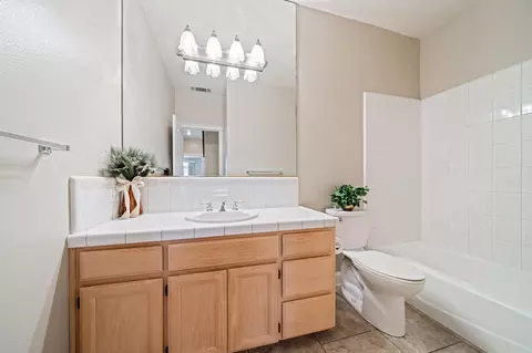 Bath - 1063 River Ridge Dr, Redding, CA 96003 photo 3 of 4