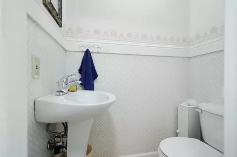 Bath - 3050 Ryan Ln, Redding, CA 96003 photo 3 of 3