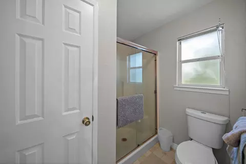 Bath - 200 Ridgetop Dr # 26, Redding, CA 96003 photo 1 of 3