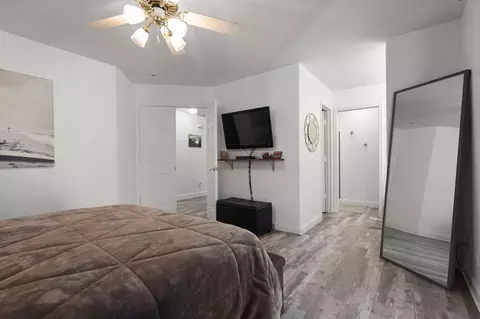 Bedroom - 910 Montcrest Dr, Redding, CA 96003 photo 2 of 4