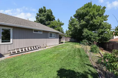 Exterior - 910 Montcrest Dr, Redding, CA 96003 photo 3 of 6