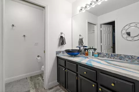 Bath - 910 Montcrest Dr, Redding, CA 96003 photo 1 of 2