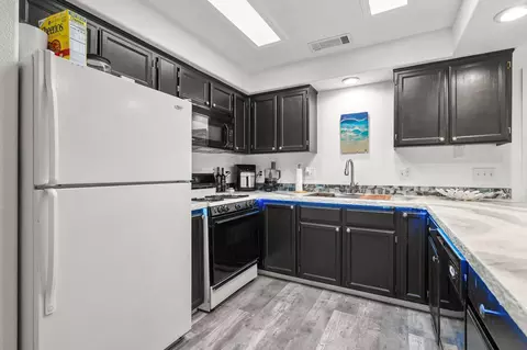 Kitchen - 910 Montcrest Dr, Redding, CA 96003 photo 1 of 3