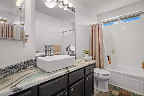 Bath - 910 Montcrest Dr, Redding, CA 96003 photo 2 of 2