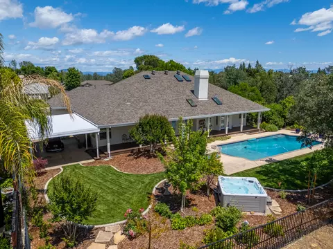 2266 Everest Dr, Redding, CA 96001 photo 2