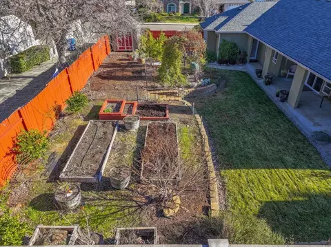Exterior - 2122 Edinburgh Way, Redding, CA 96003 photo 9 of 25