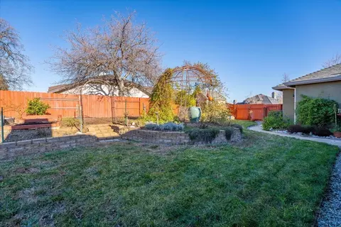 Exterior - 2122 Edinburgh Way, Redding, CA 96003 photo 3 of 25