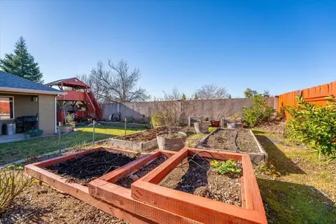 Exterior - 2122 Edinburgh Way, Redding, CA 96003 photo 8 of 25