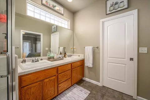 Bath - 2122 Edinburgh Way, Redding, CA 96003 photo 2 of 4