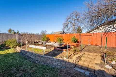 Exterior - 2122 Edinburgh Way, Redding, CA 96003 photo 7 of 25