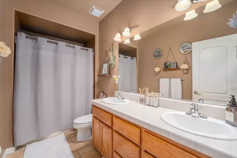 Bath - 2122 Edinburgh Way, Redding, CA 96003 photo 4 of 4