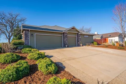 Exterior - 2122 Edinburgh Way, Redding, CA 96003 photo 18 of 25