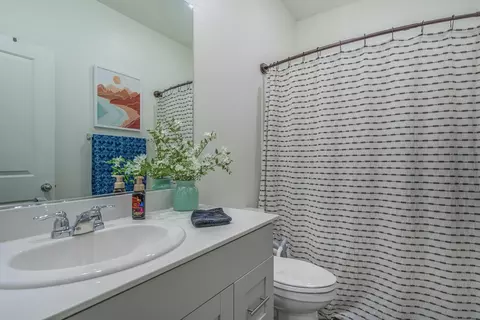 Bath - 2694 Seiad St, Redding, CA 96002 photo 3 of 5