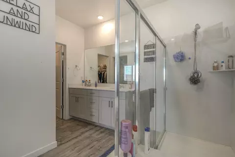 Bath - 2694 Seiad St, Redding, CA 96002 photo 2 of 5