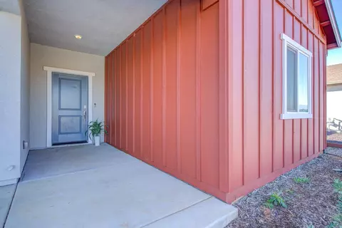 Exterior - 2694 Seiad St, Redding, CA 96002 photo 2 of 7