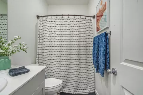 Bath - 2694 Seiad St, Redding, CA 96002 photo 4 of 5