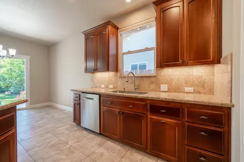 Kitchen - 4791 Squirrel Run Ct, Redding, CA 96002 photo 4 of 4
