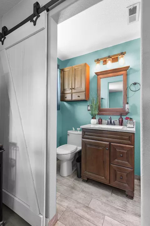Bath - 585 Walton Dr, Red Bluff, CA 96080 photo 1 of 3