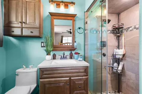 Bath - 585 Walton Dr, Red Bluff, CA 96080 photo 2 of 3